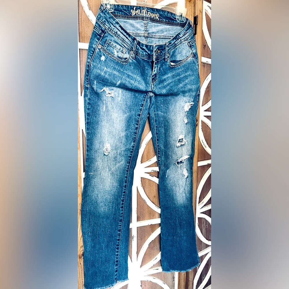 WALLFLOWER DISTRESSED BOOT CUT JENAS Size 9 juniors EUC